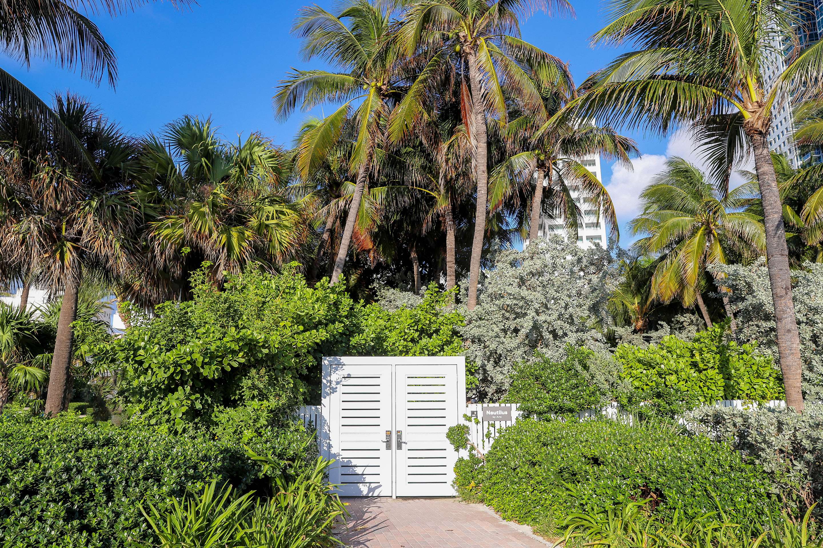 SHR NautilusMiamiBeach BeachEntrance