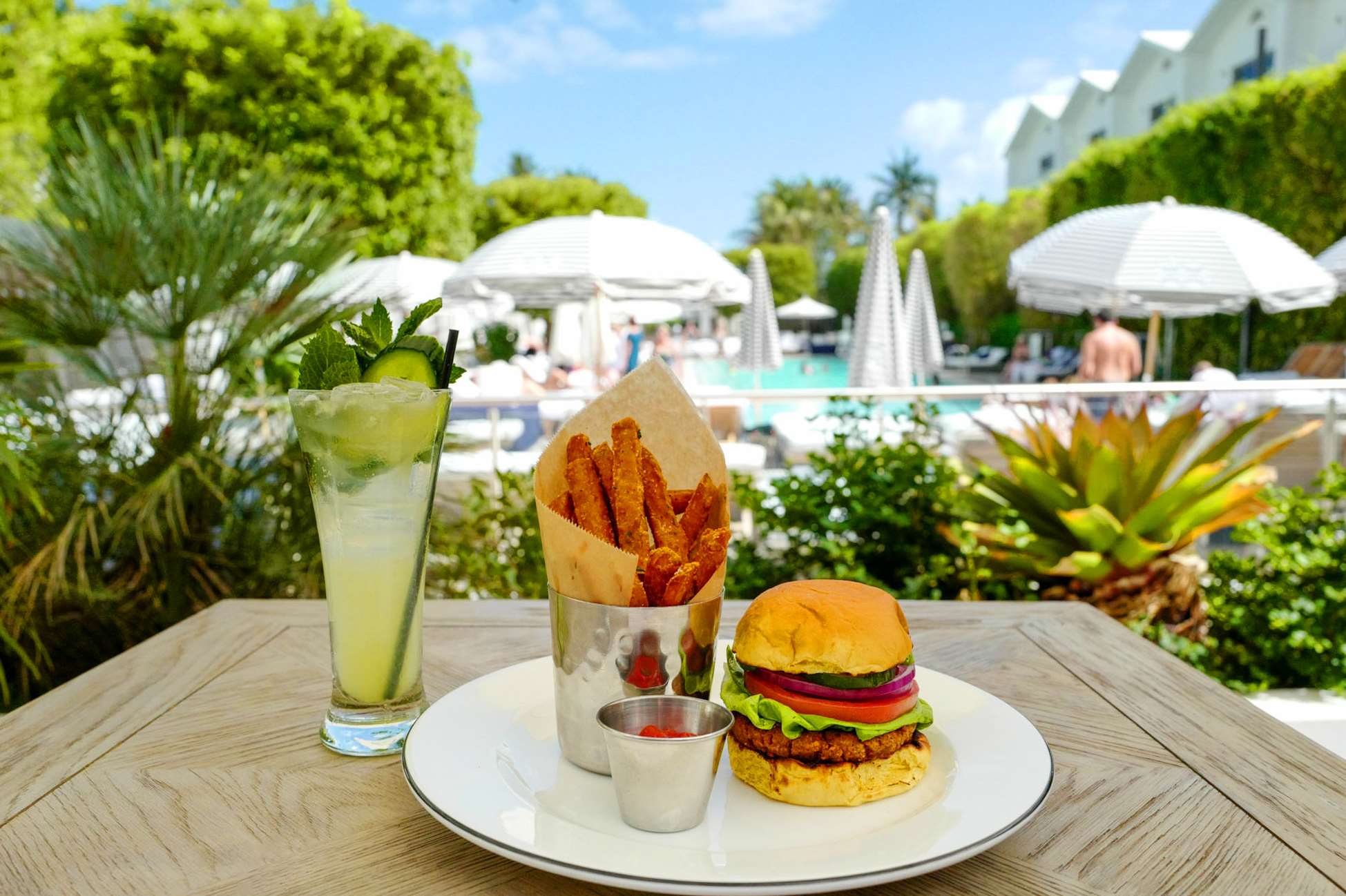 SHR NautilusMiamiBeach Dining BurgerByPool