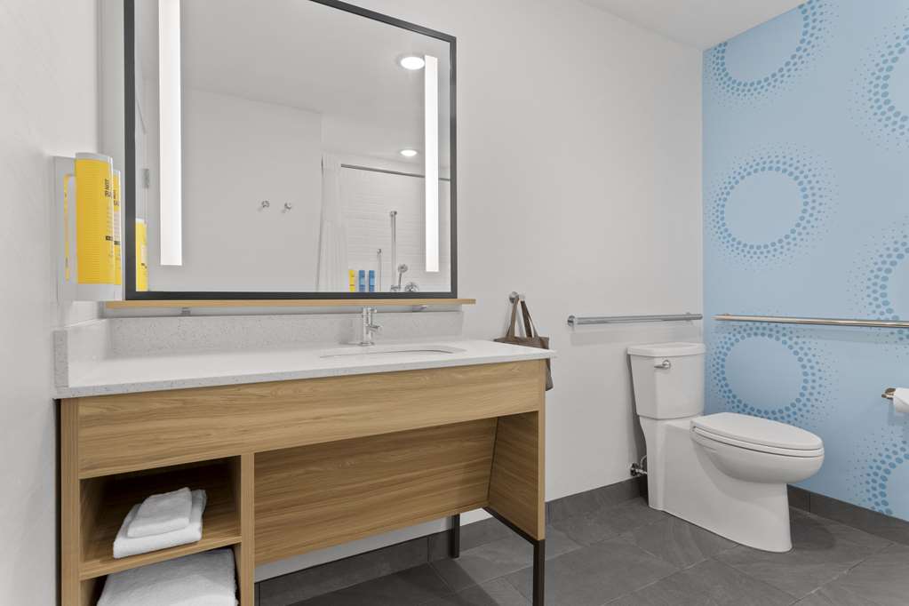 TRU BY HILTON LINCOLN EAST-guestroom-Guest Room,Bathroom,On-Site.jpg