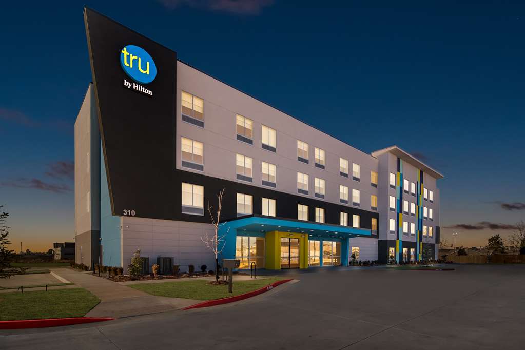 Tru by Hilton Rogers Bentonville - Tap to explore photos