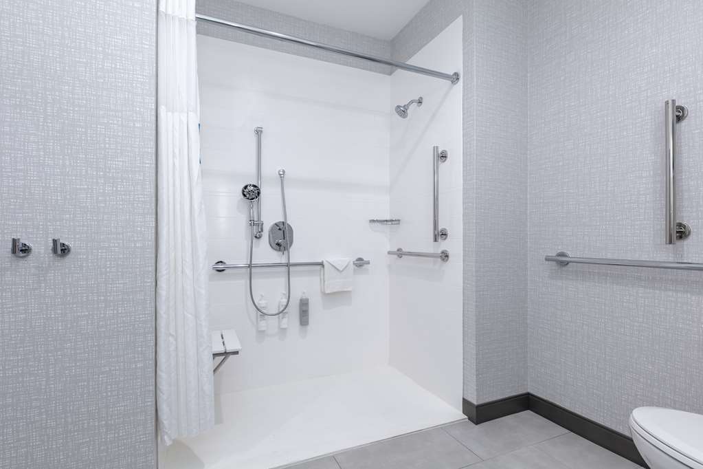 HAMPTON STS SHENANDOAH THE WOODLAND-guestroom-Guest Room,Bathroom,On-Site.jpg