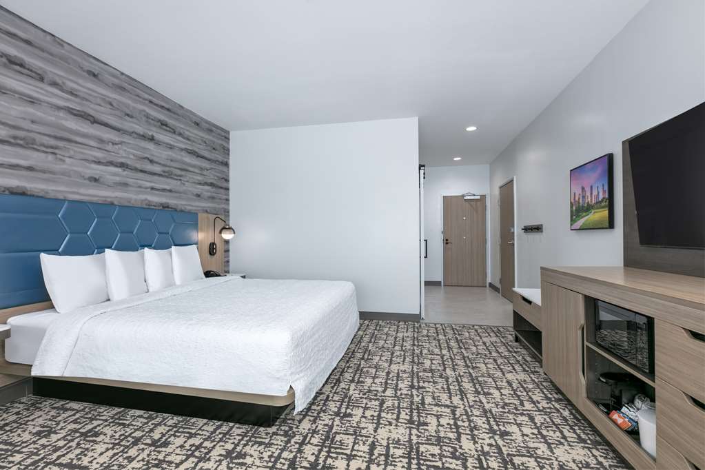 HAMPTON STS SHENANDOAH THE WOODLAND-guestroom-Guest Room,On-Site.jpg