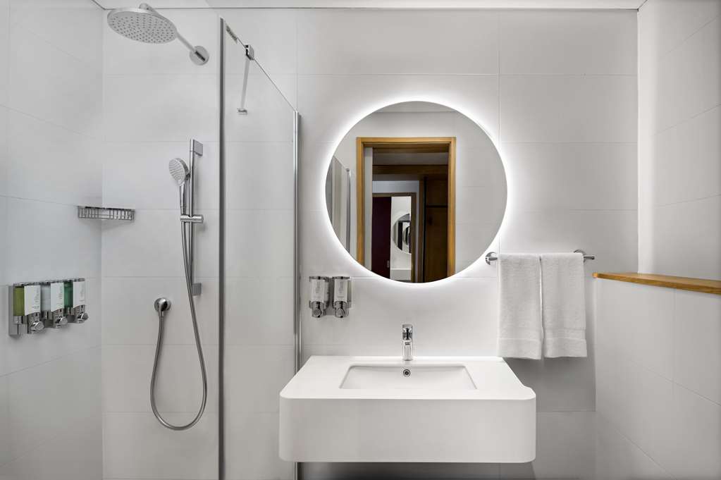 HAMPTON BY HILTON ISTANBUL SIRKECI-guestroom-Guest Room,Bathroom,On-Site.jpg