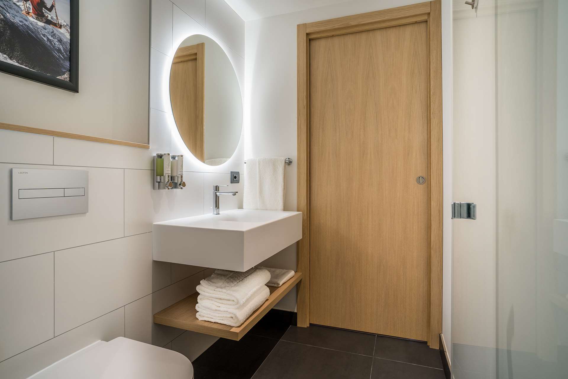 Hampton by Hilton Locarno Room Type - QUEEN ROOM