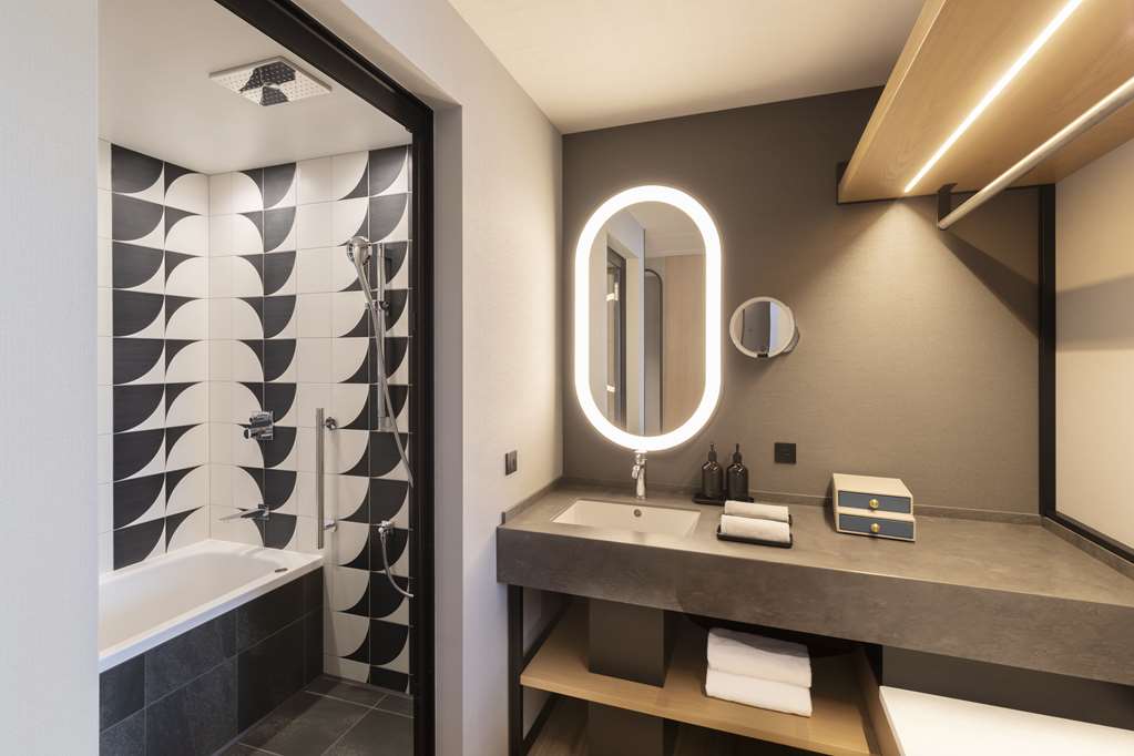 CANOPY BY HILTON OSAKA UMEDA-guestroom-Guest Room,Bathroom,On-Site.jpg