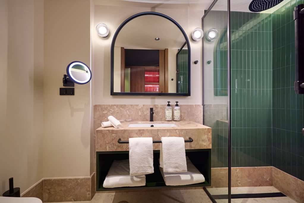 Duo Hotel Lisbon, Curio Collection by Hilton - Tap to explore photos