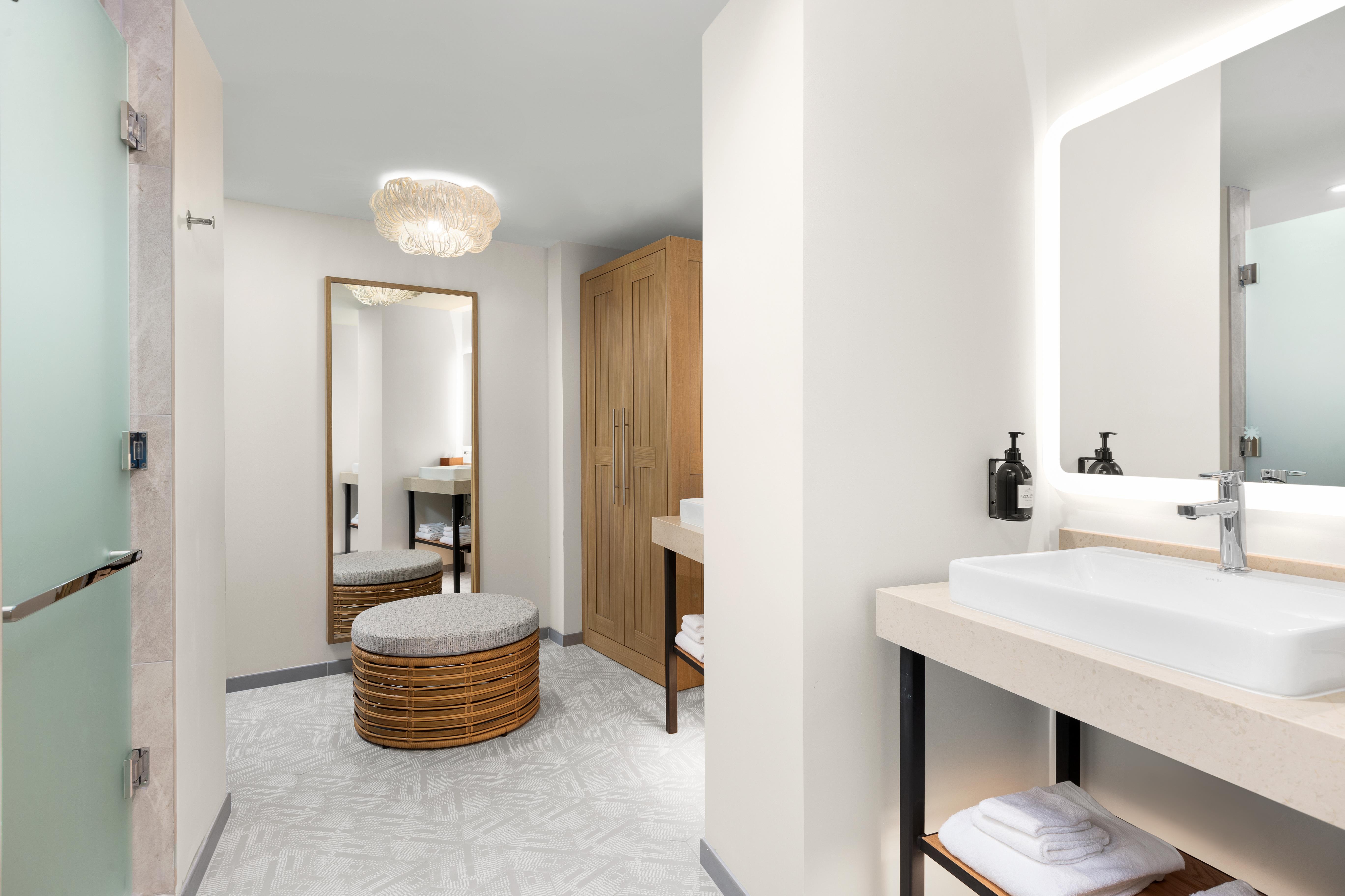 The Hiatus Clearwater Beach, Curio Collection by Hilton Room Type - SUPERIOR 1KING OCNFRT BALC