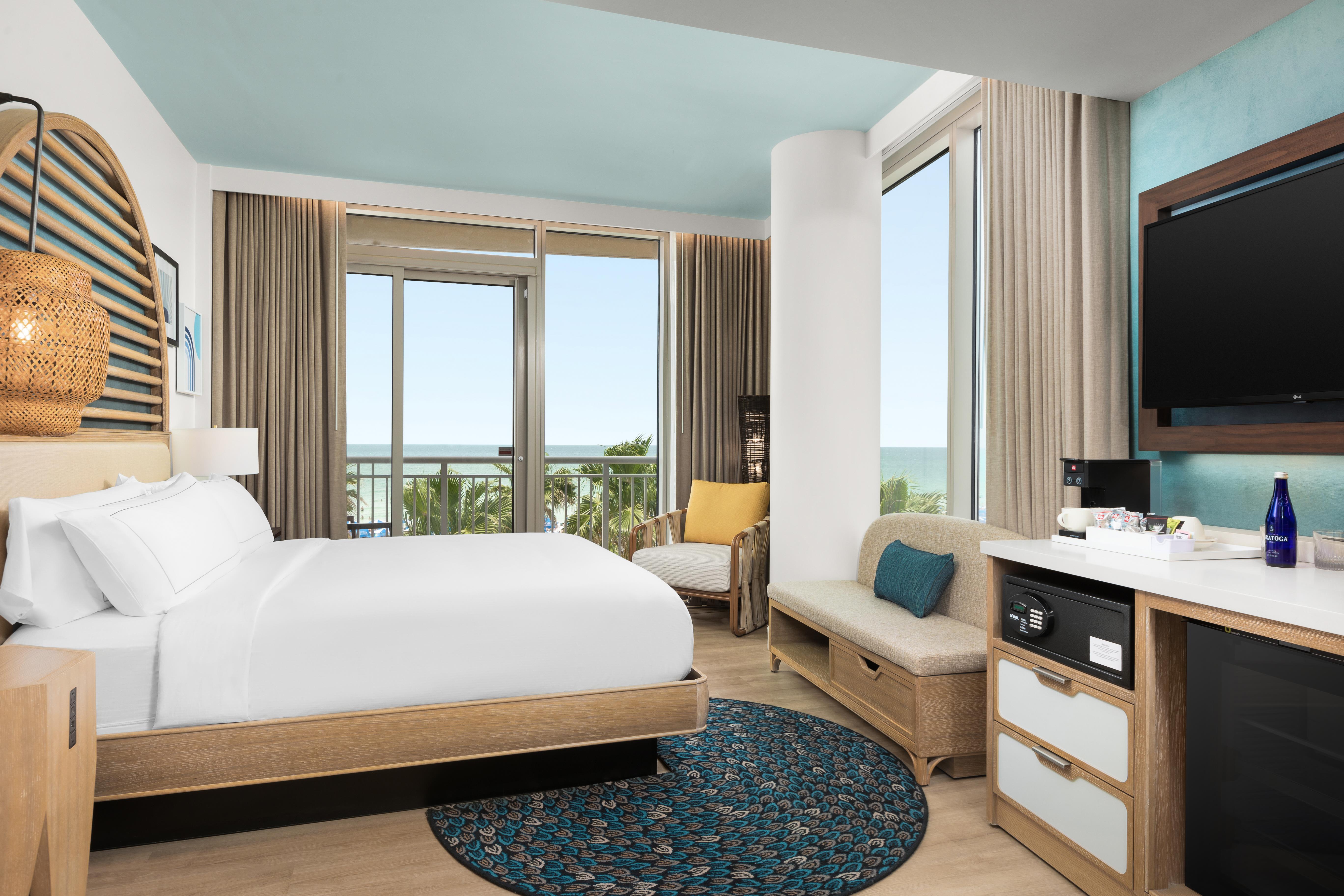 The Hiatus Clearwater Beach, Curio Collection by Hilton Room Type - 1 KING CRNR PRTL OCEAN VW