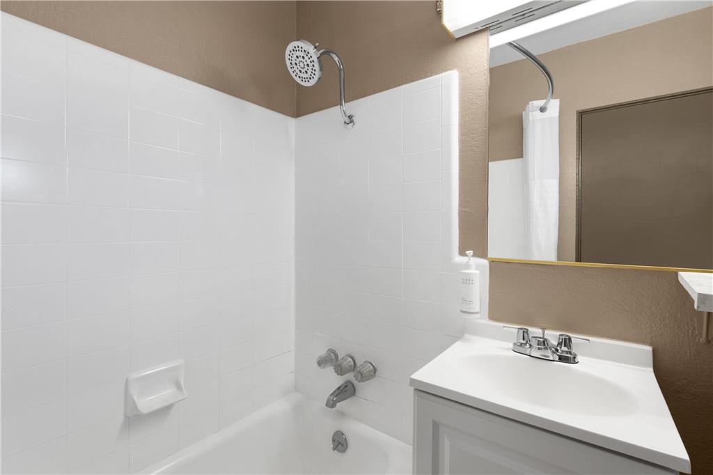 TRAVELODGE BY WYNDHAM PARKER-guestroom-Guest Room,Bathroom,On-Site.jpg