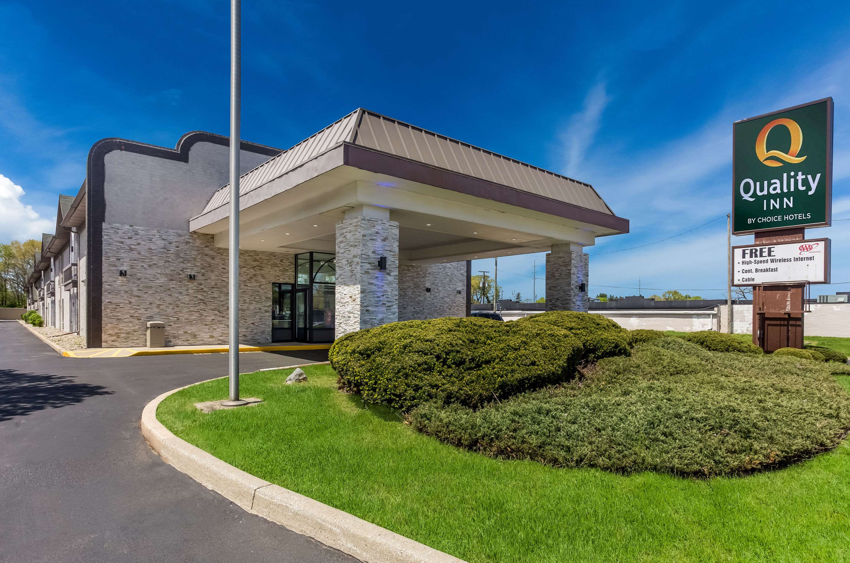 Hotel entrance | Quality Inn South Bend Near Notre Dame