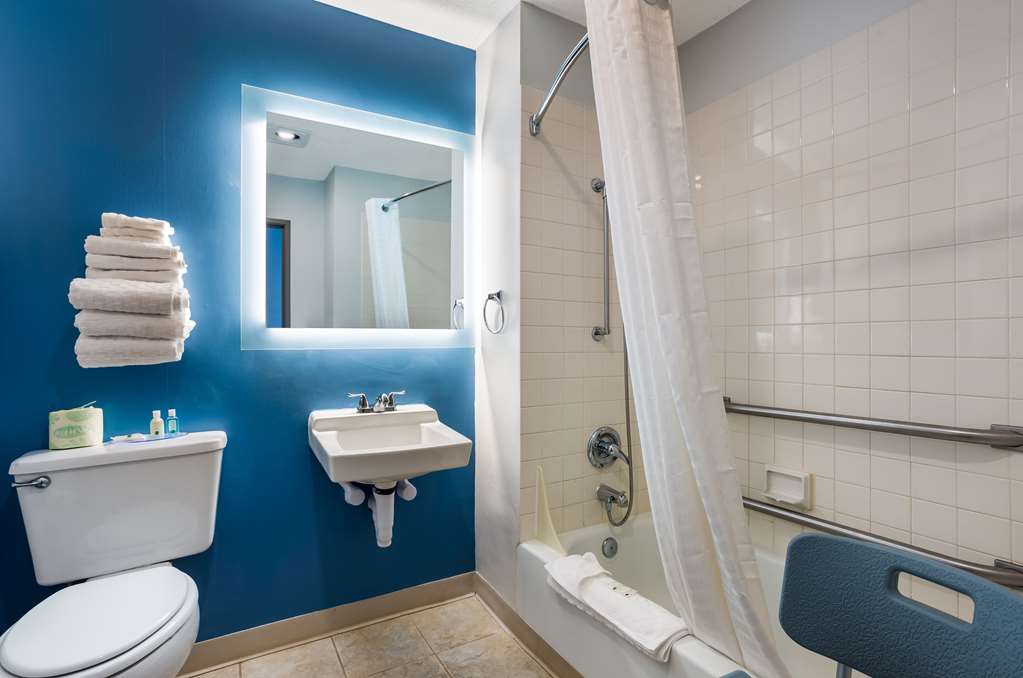 QUALITY INN SOUTH BEND NEAR NOTRE D-guestroom-Guest Room,Bathroom,On-Site.jpg