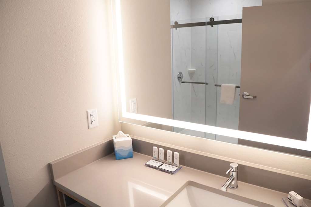 THE ELM, A RAMADA BY WYNDHAM-guestroom-Guest Room,Bathroom,On-Site.jpg