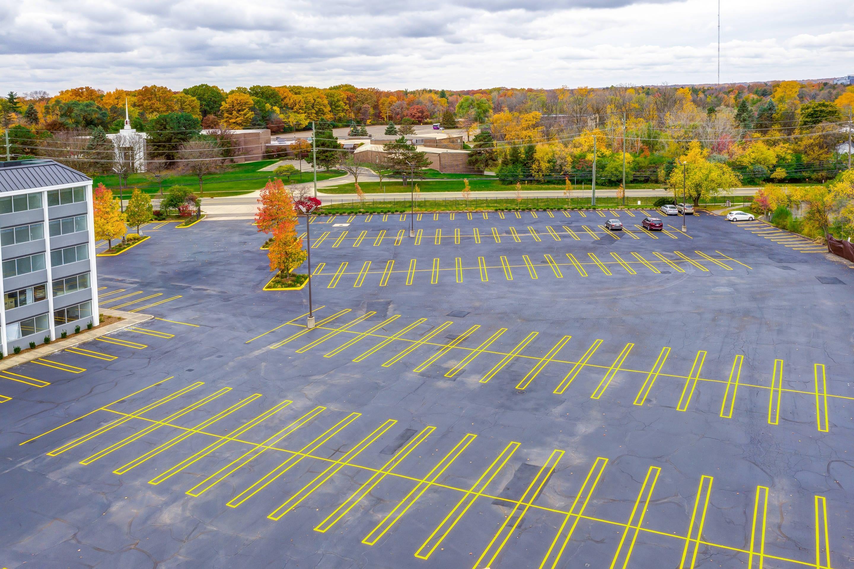 Parking Lot | Radisson Hotel Southfield-Detroit