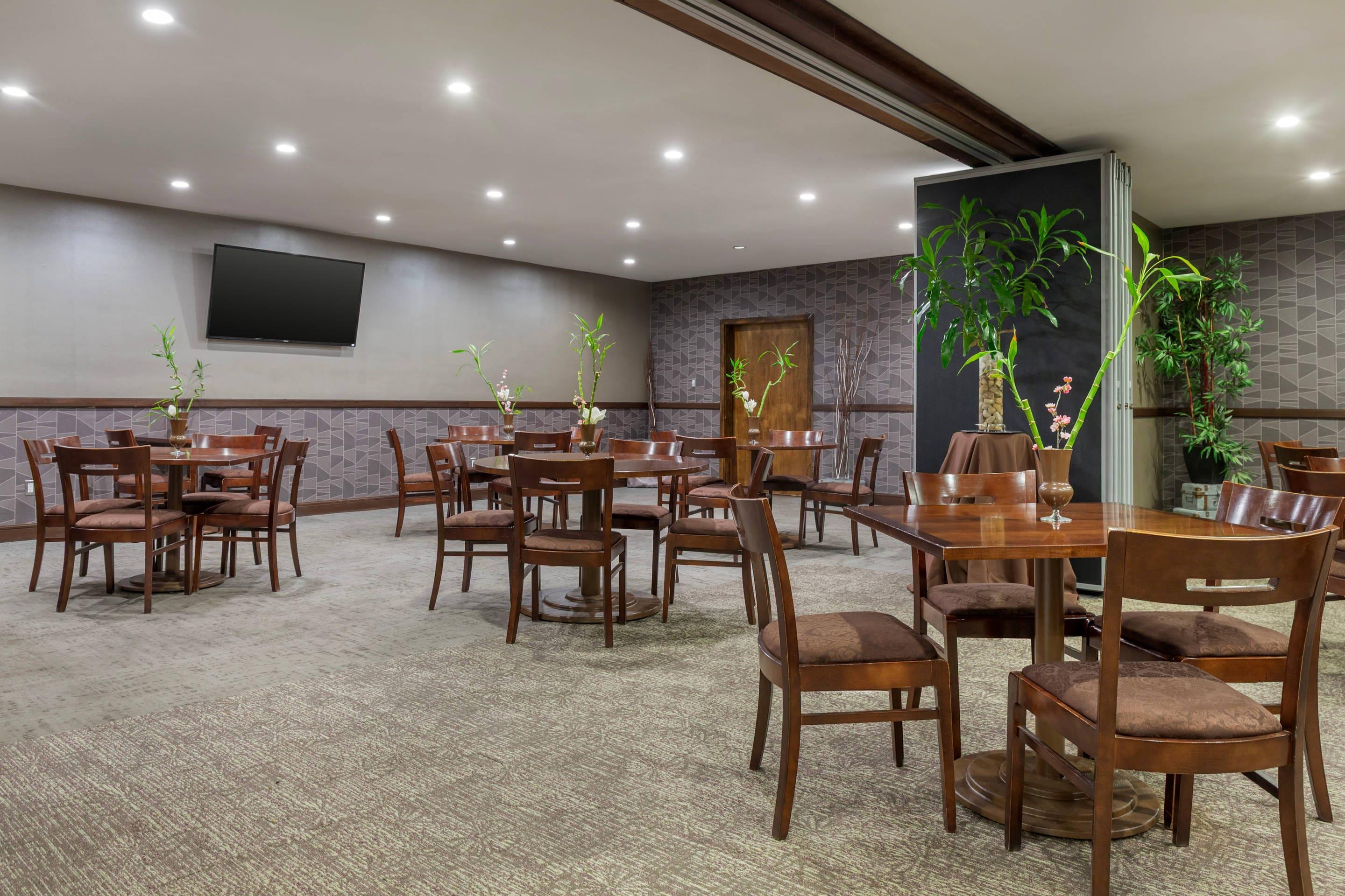 Lounge | Radisson Hotel Southfield-Detroit