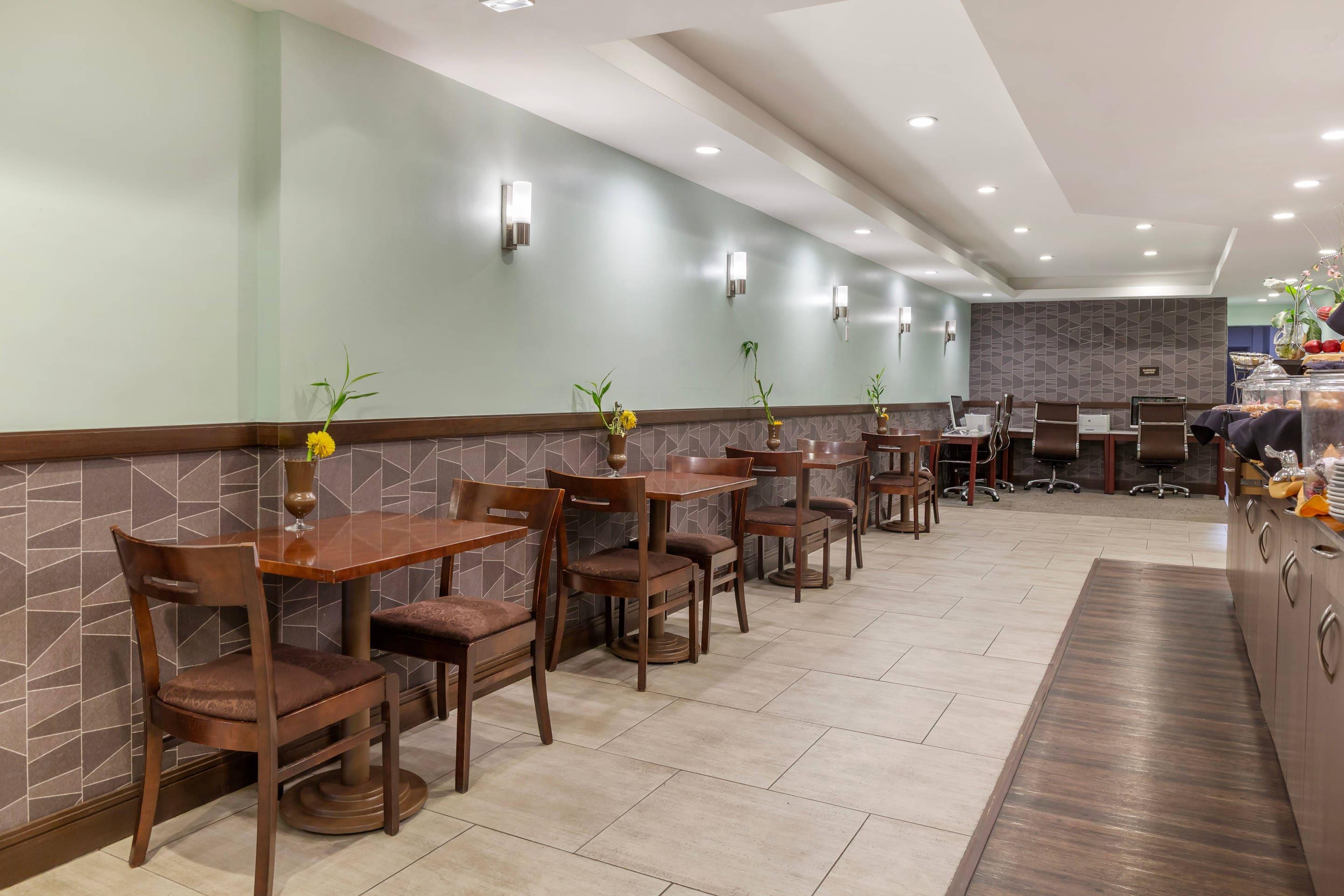 Enjoy breakfast in this seating area | Radisson Hotel Southfield-Detroit