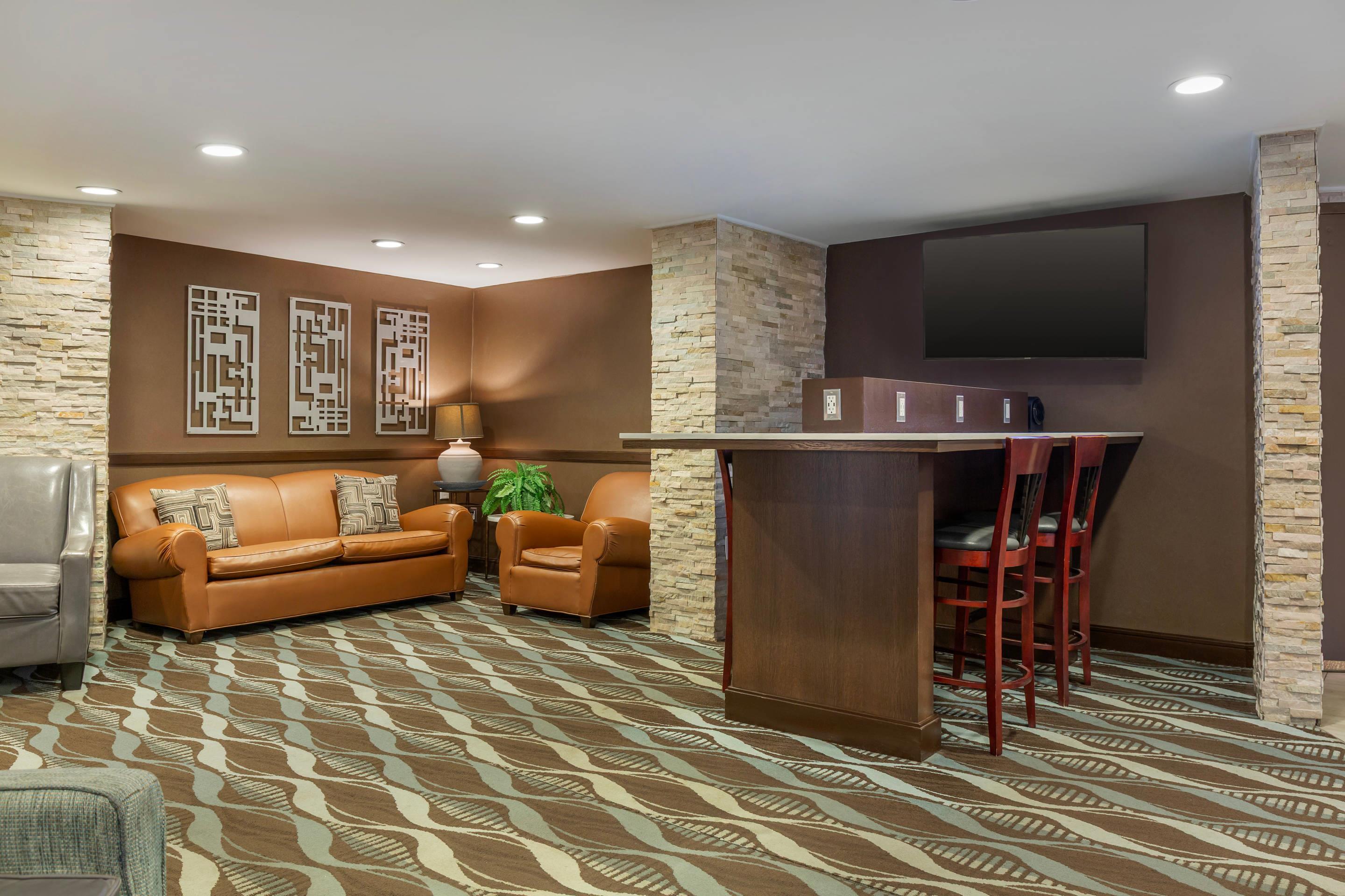 Lounge | Radisson Hotel Southfield-Detroit