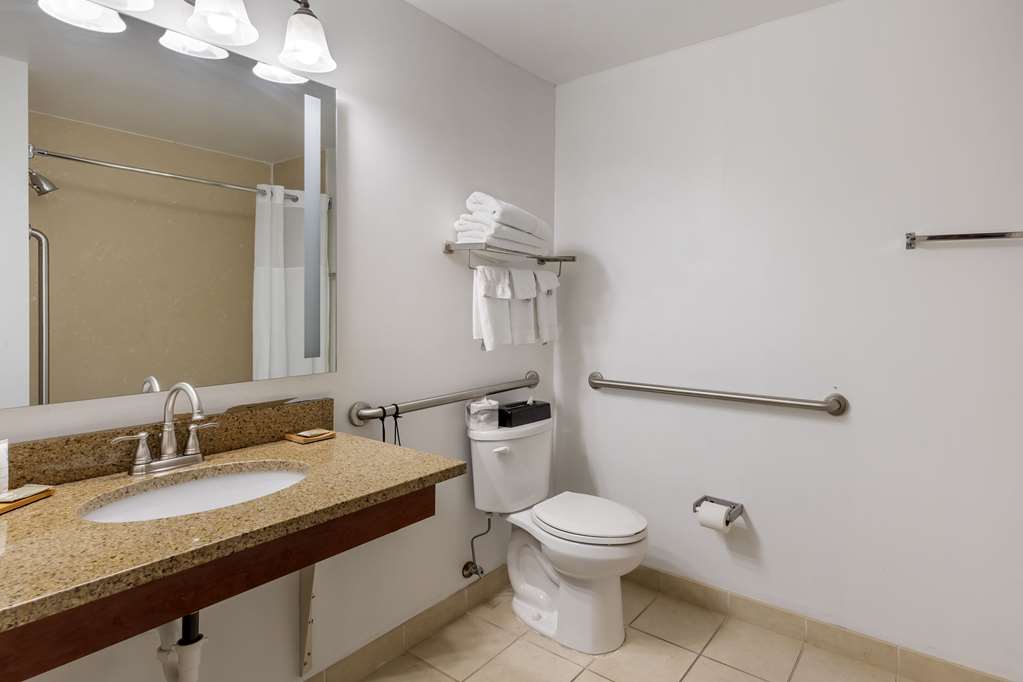 COUNTRY INN AND SUITES BY RADISSON-guestroom-Guest Room,Bathroom,On-Site.jpg
