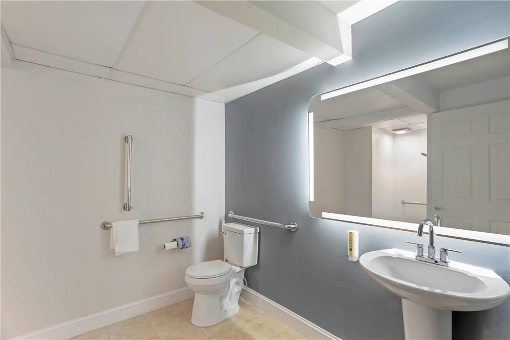 QUALITY INN SMOKETOWN-guestroom-Guest Room,Bathroom,On-Site.jpg