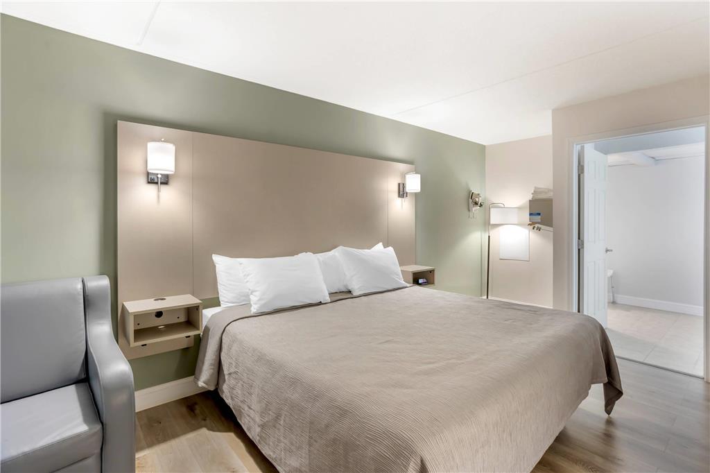 QUALITY INN SMOKETOWN-guestroom-Guest Room,On-Site.jpg