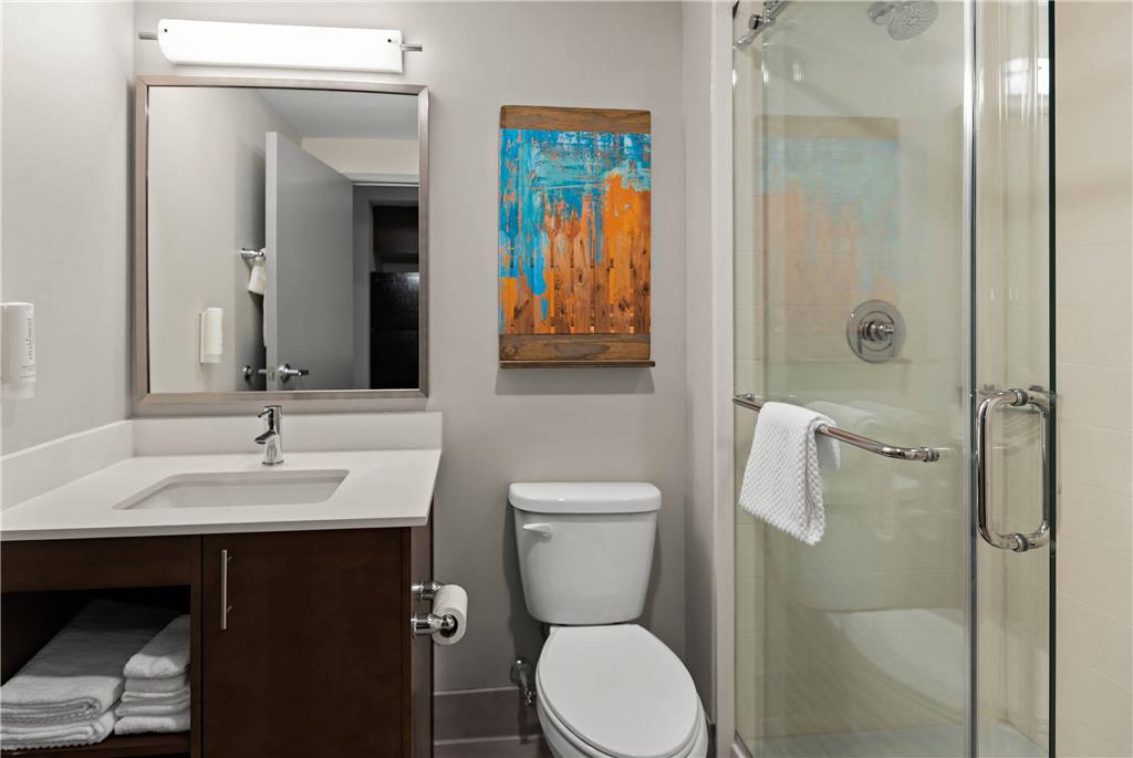 MAINSTAY SUITES GATLINBURG DOWNTOWN-guestroom-Guest Room,Bathroom,On-Site.jpg