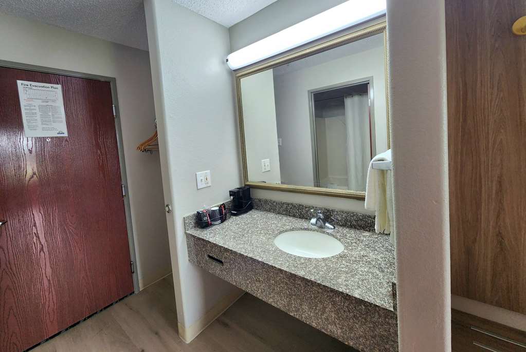 DAYS INN BY WYNDHAM LAFAYETTE-guestroom-Guest Room,On-Site.jpg