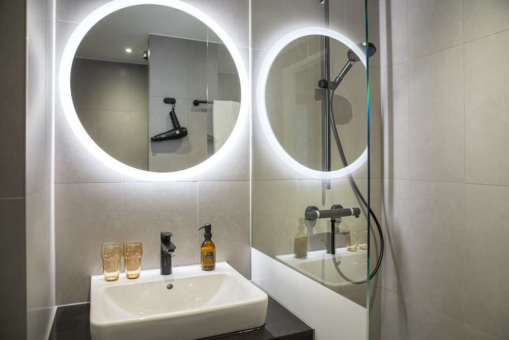 LOGINN Hotel Waiblingen-guestroom-Guest Room,Bathroom,On-Site.jpg