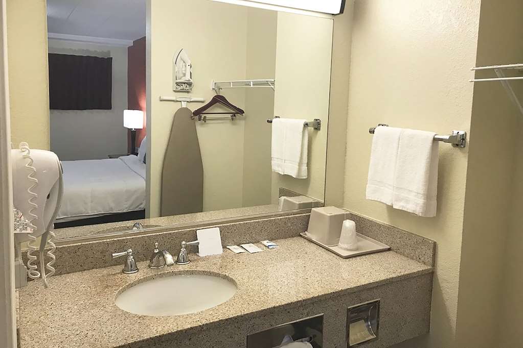 SUPER 8 BY WYNDHAM GREENSBURG-guestroom-Guest Room,Bathroom,On-Site.jpg