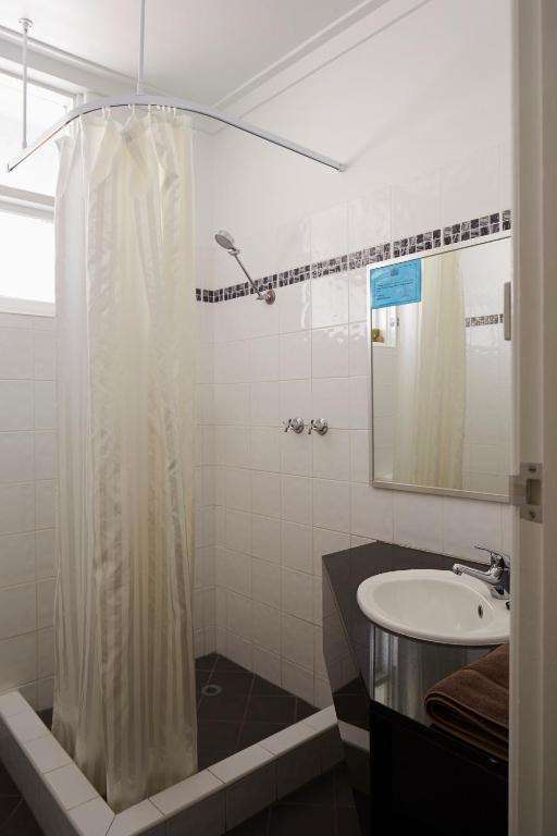 BAILEYS PARKSIDE MOTEL-guestroom-Guest Room,Bathroom,On-Site.jpg