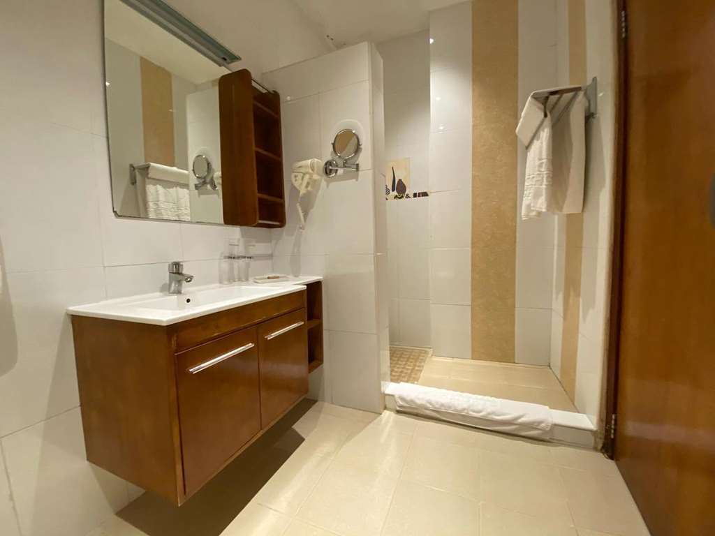 FALCON HEIGHTS HOTEL-guestroom-Guest Room,Bathroom,On-Site.jpg