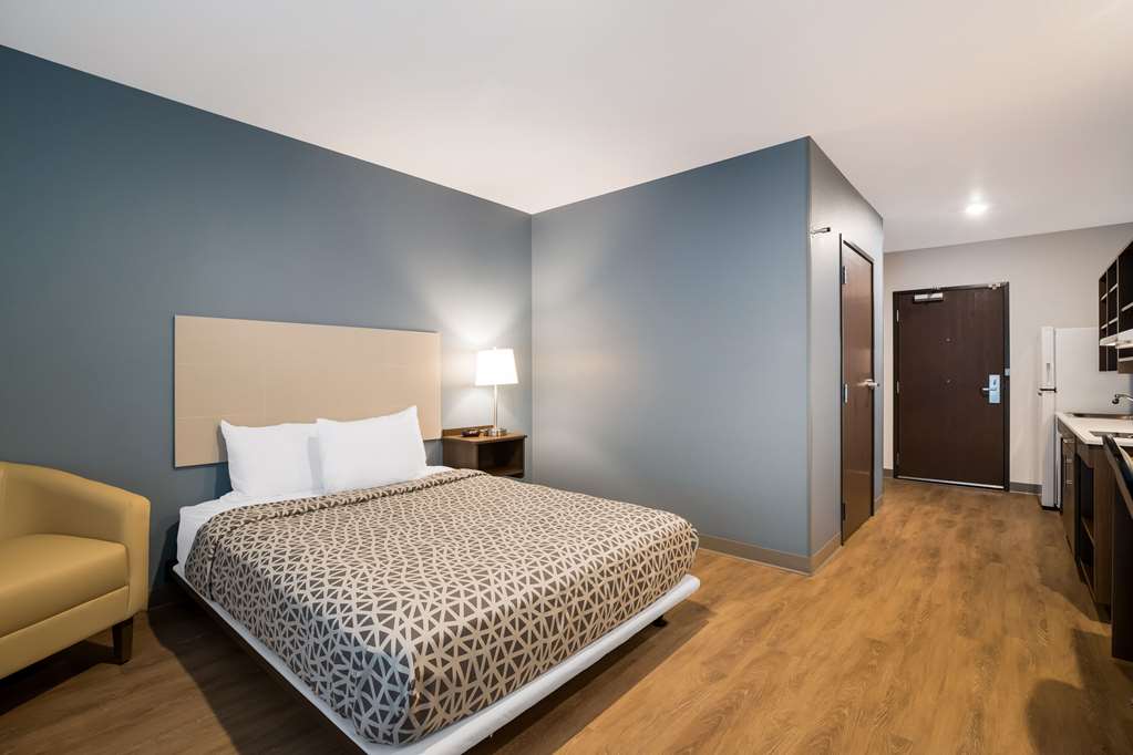 WOODSPRING SUITES MORENO VALLEY-guestroom-Guest Room,On-Site.jpg
