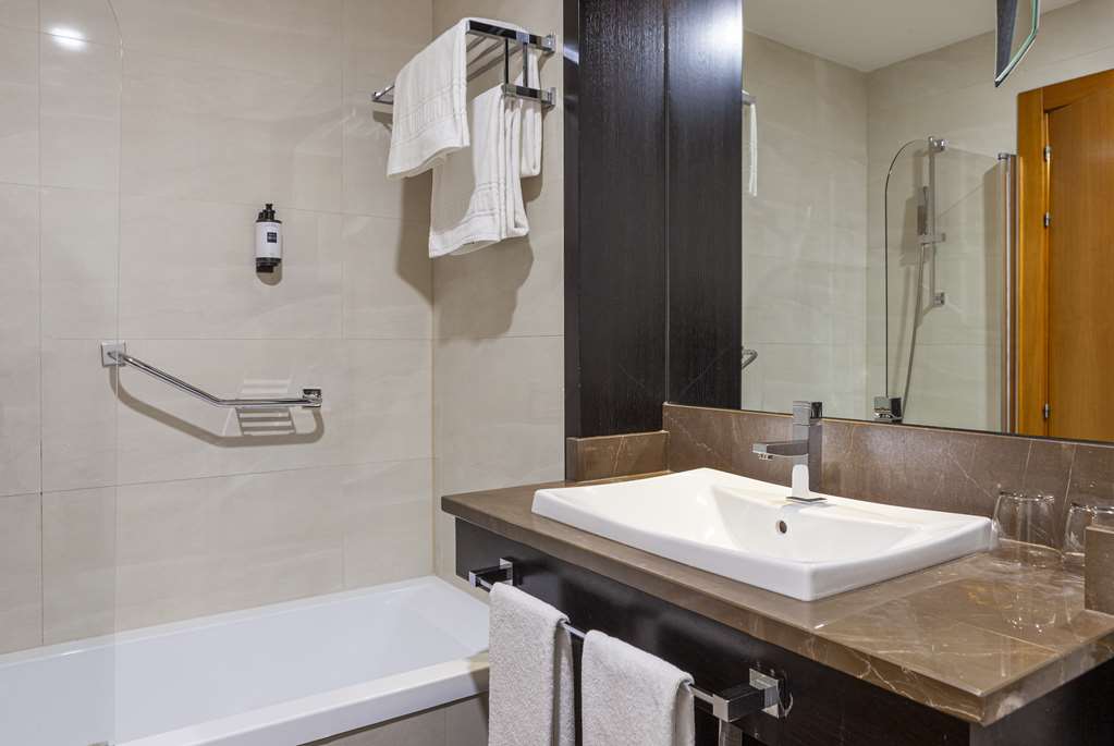 MACIA REAL DE LA ALHAMBRA-guestroom-Guest Room,Bathroom,On-Site.jpg