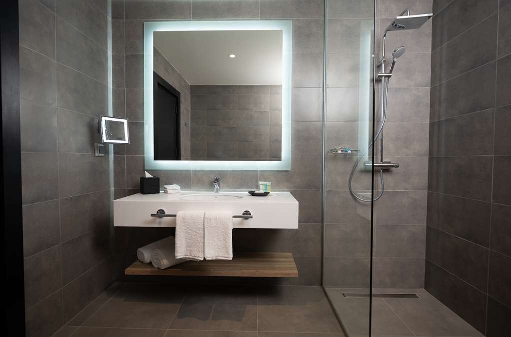 RADISSON BLU HOTEL AMMAN GALLERIA M-guestroom-Guest Room,Bathroom,On-Site.jpg