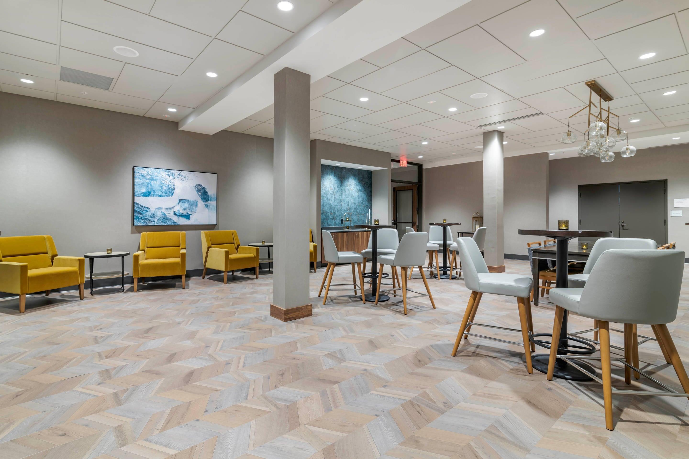 Hotel Lounge | Cambria Hotel Lake Placid - Lakeside Resort