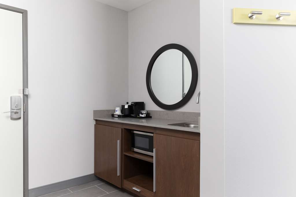 Hampton Inn & Suites by Hilton Porter Ranch Los Angeles - Tap to explore photos