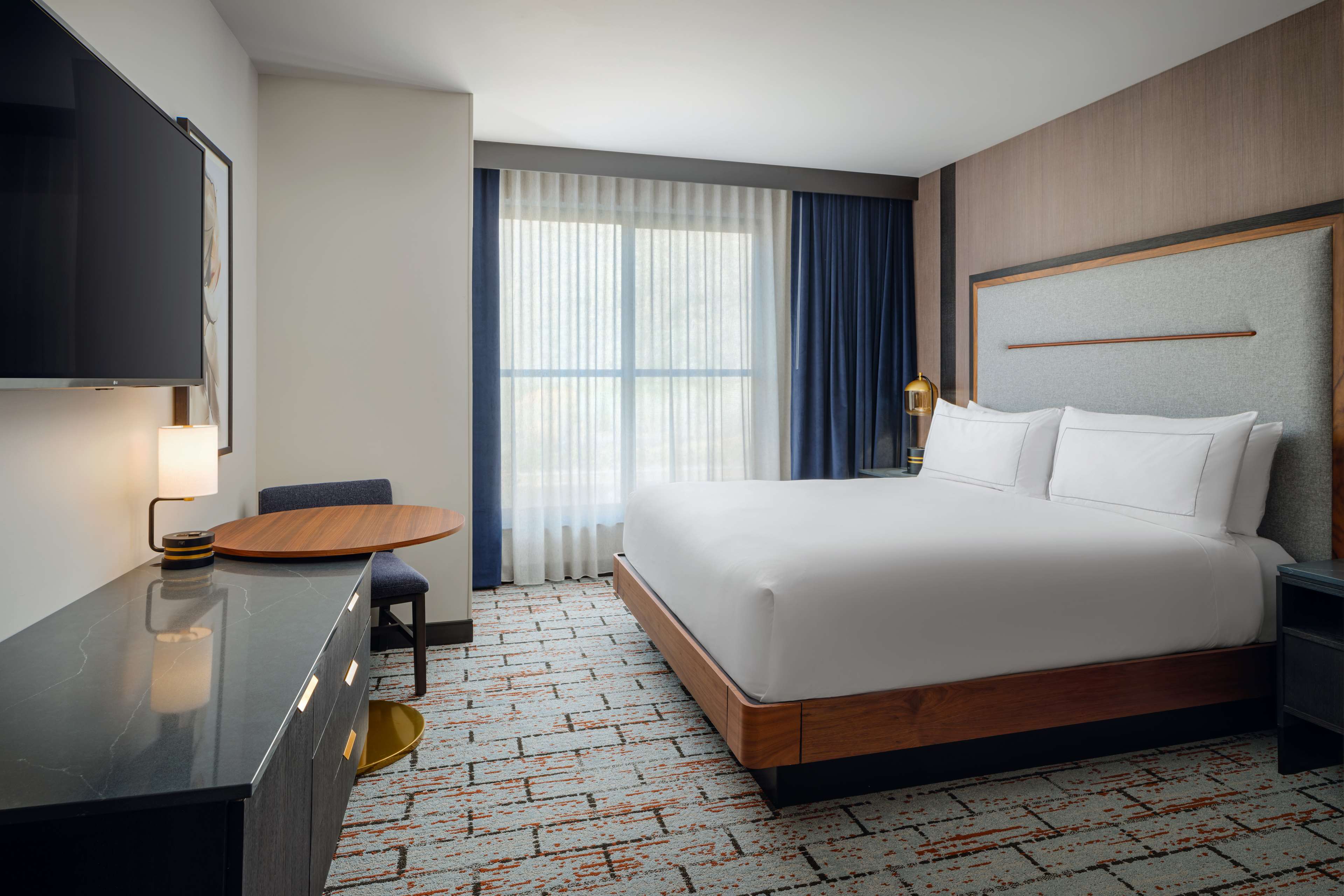 The Hoffmann Hotel Basalt Aspen, Tapestry Collection Hilton Room Type - 1 KG BLCNY PARTIAL MTN VW