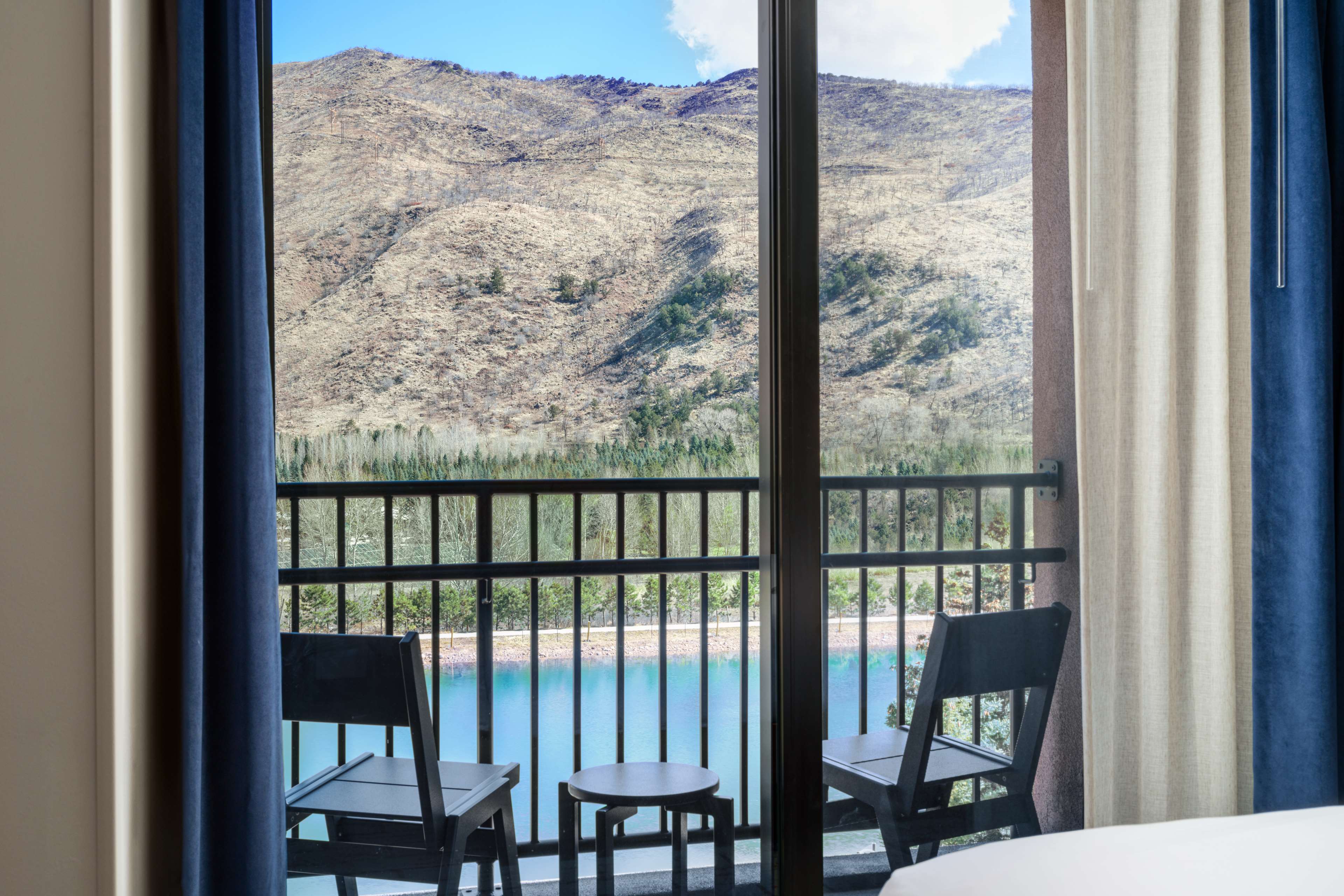 The Hoffmann Hotel Basalt Aspen, Tapestry Collection Hilton Room Type - 1 KING BALCONY MTN LAKE VW