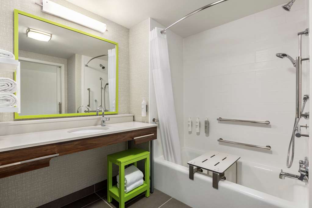 HAMPTON INN AND SUITES OROVILLE-guestroom-Guest Room,Bathroom,On-Site.jpg