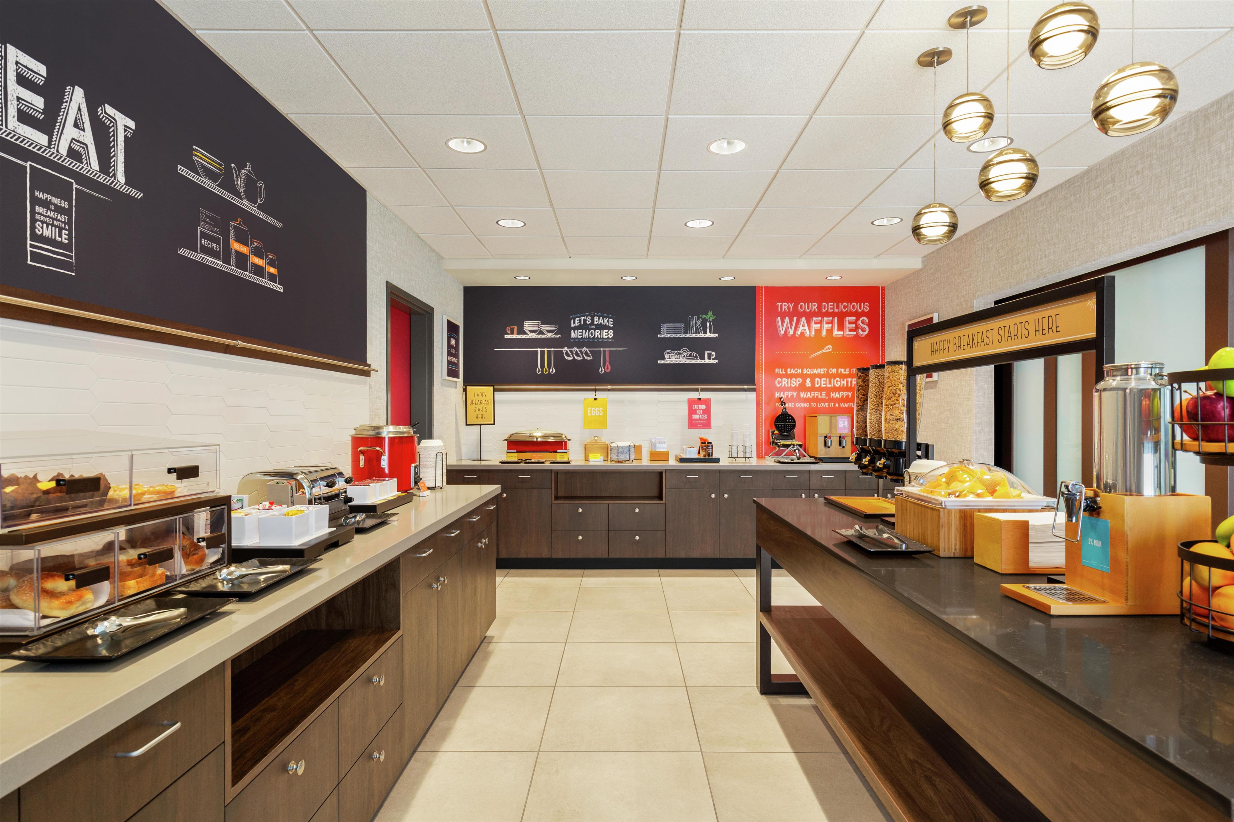 Breakfast Area | Hampton Inn & Suites Oroville