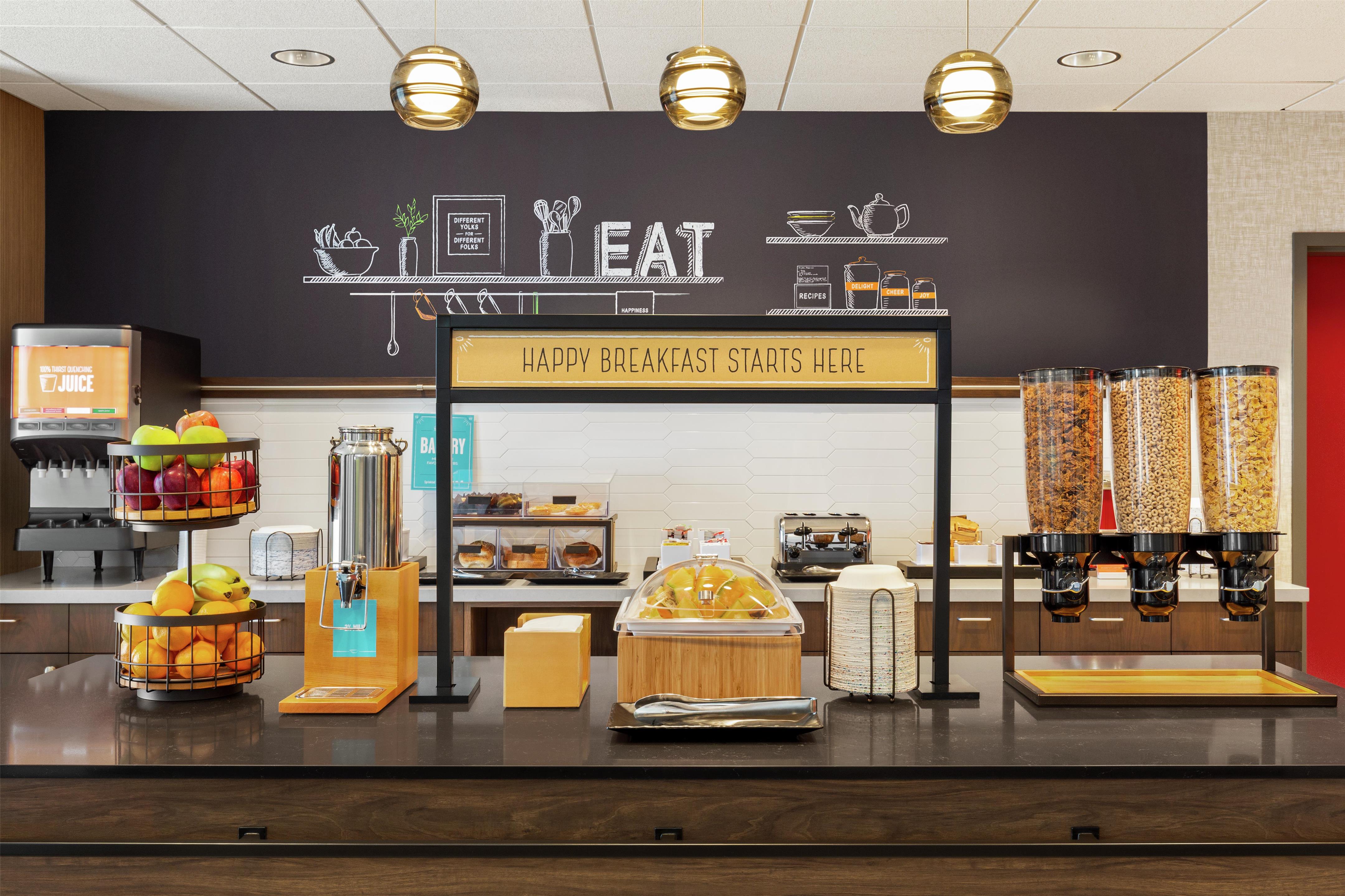 Breakfast Area | Hampton Inn & Suites Oroville