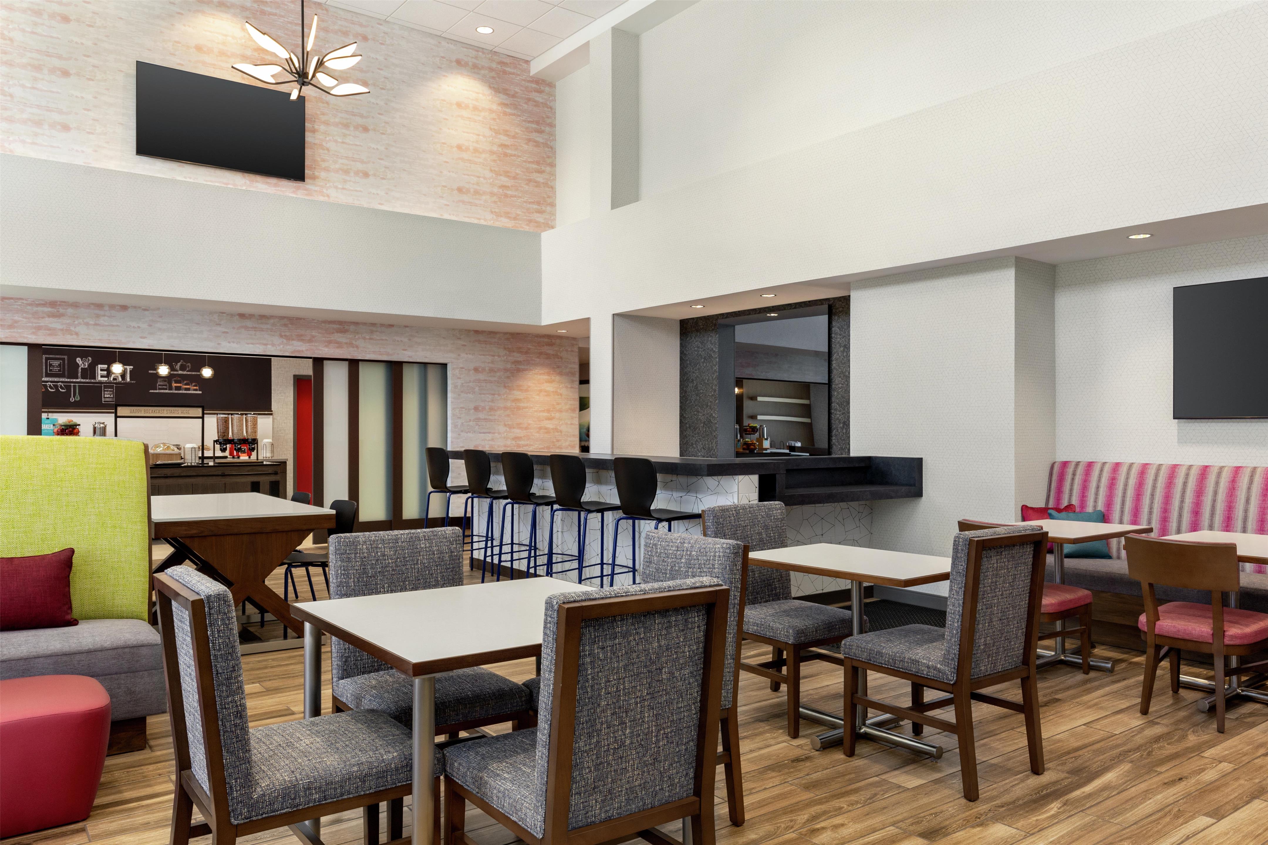 Breakfast Area | Hampton Inn & Suites Oroville