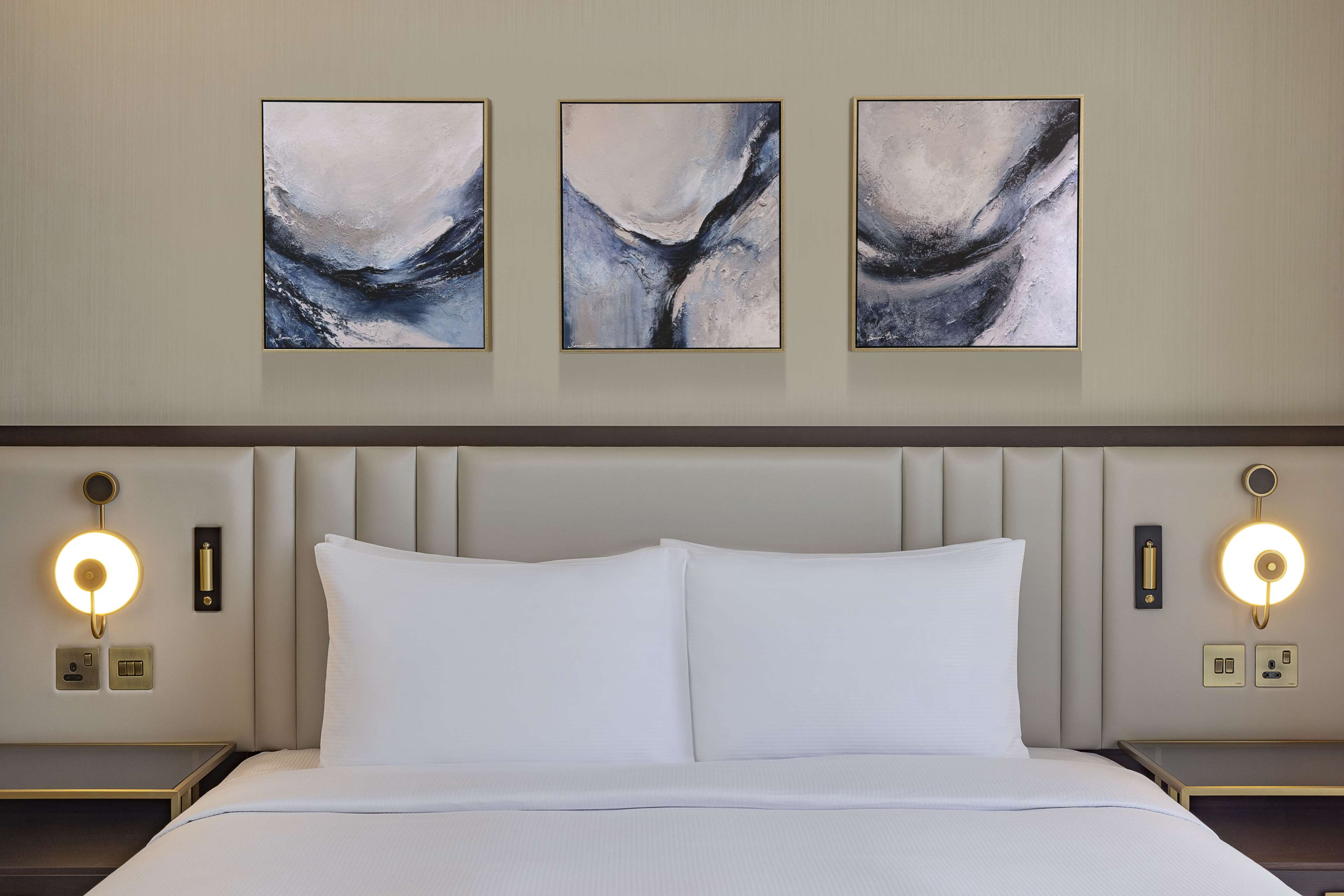 Hilton Bahrain City Centre Hotel & Residences Room Type - KG 1 BDRM CNR STE SEA-BALC