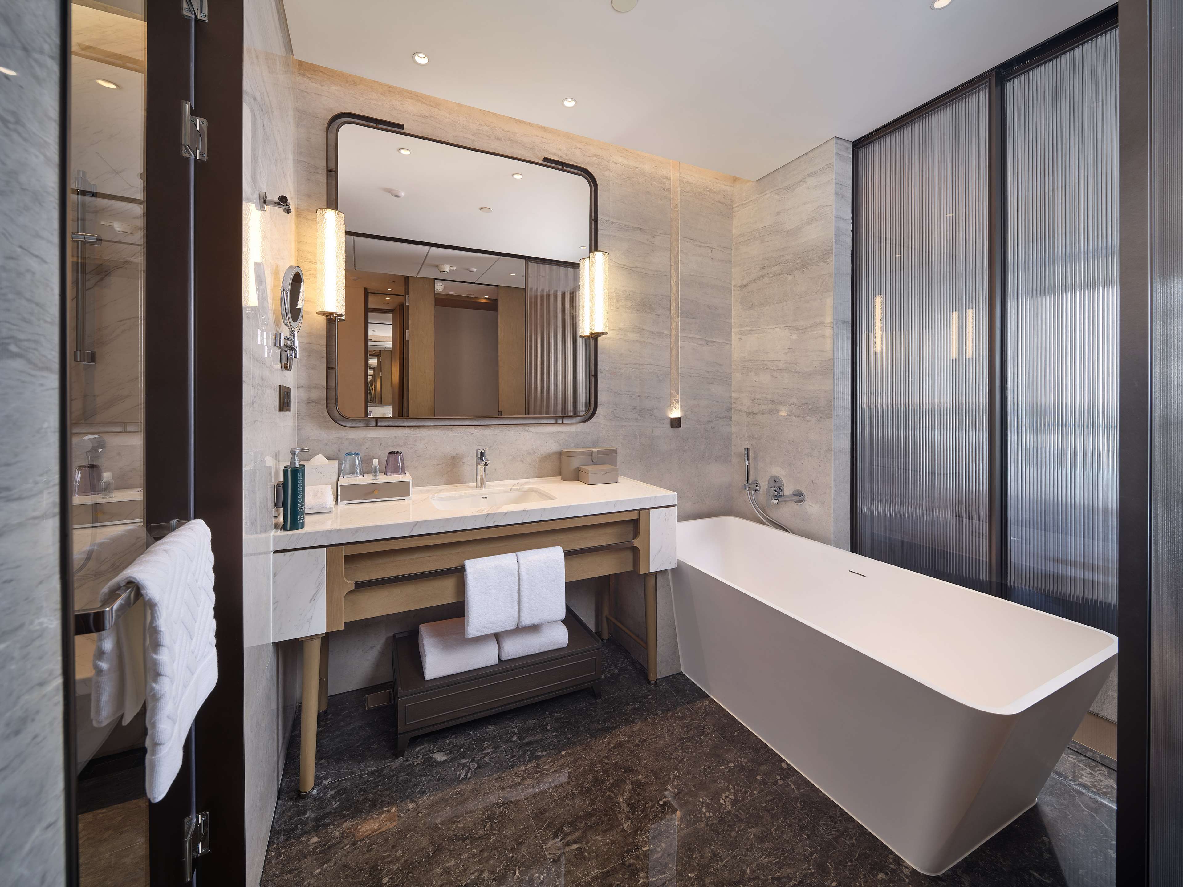 Hilton Jiashan Room Type - KING DELUXE ROOM