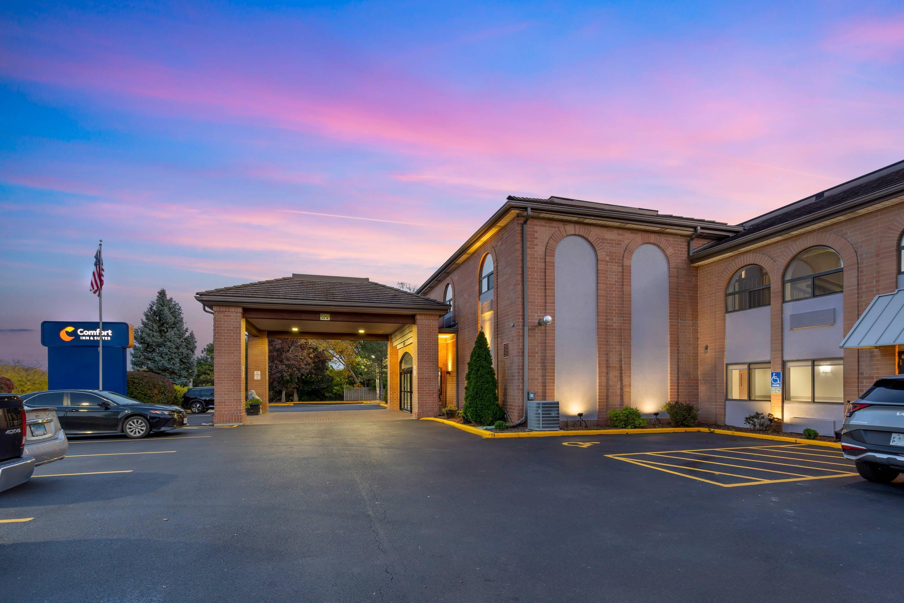 Hotel exterior | Comfort Inn & Suites Mundelein-Vernon Hills