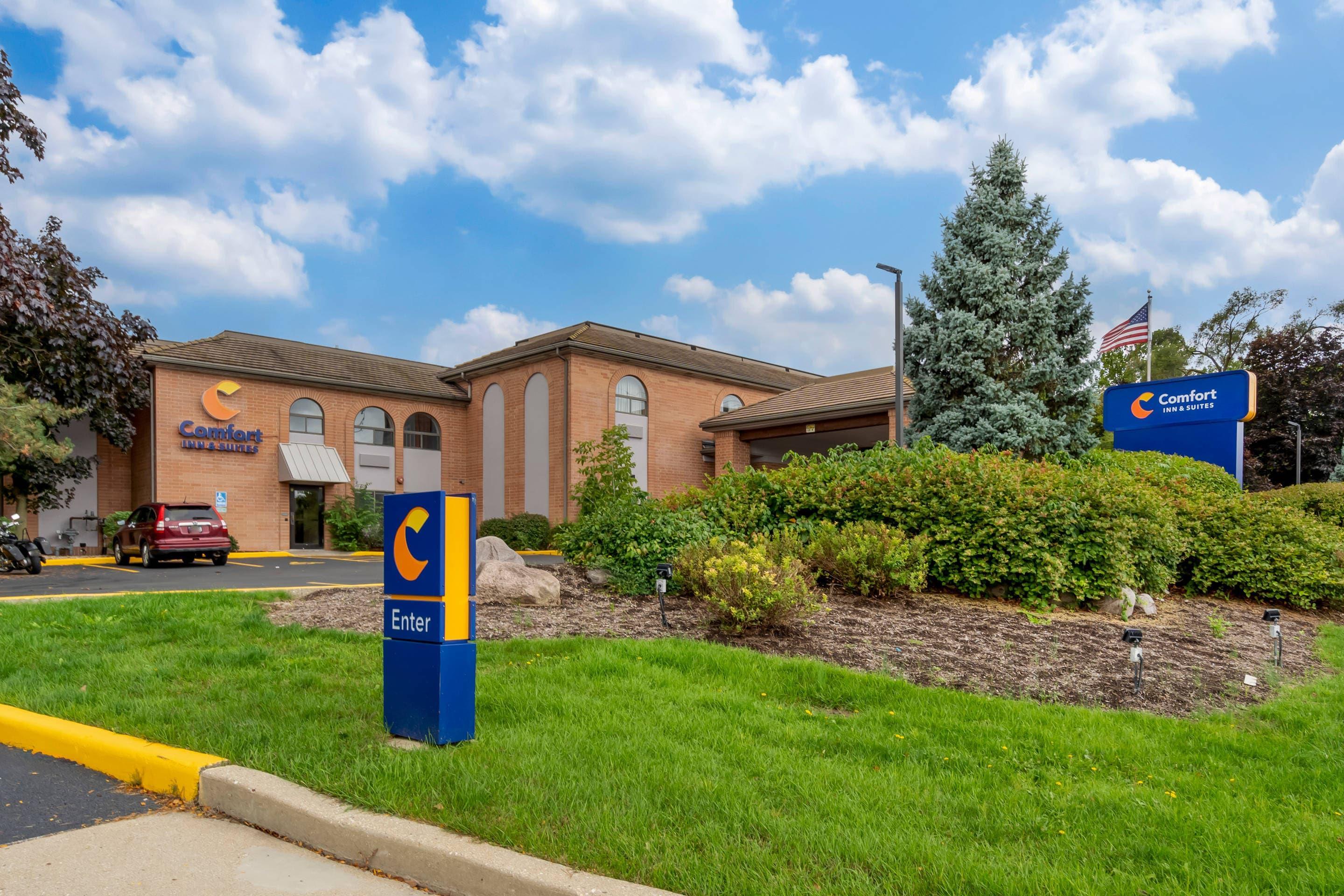 Hotel exterior | Comfort Inn & Suites Mundelein-Vernon Hills
