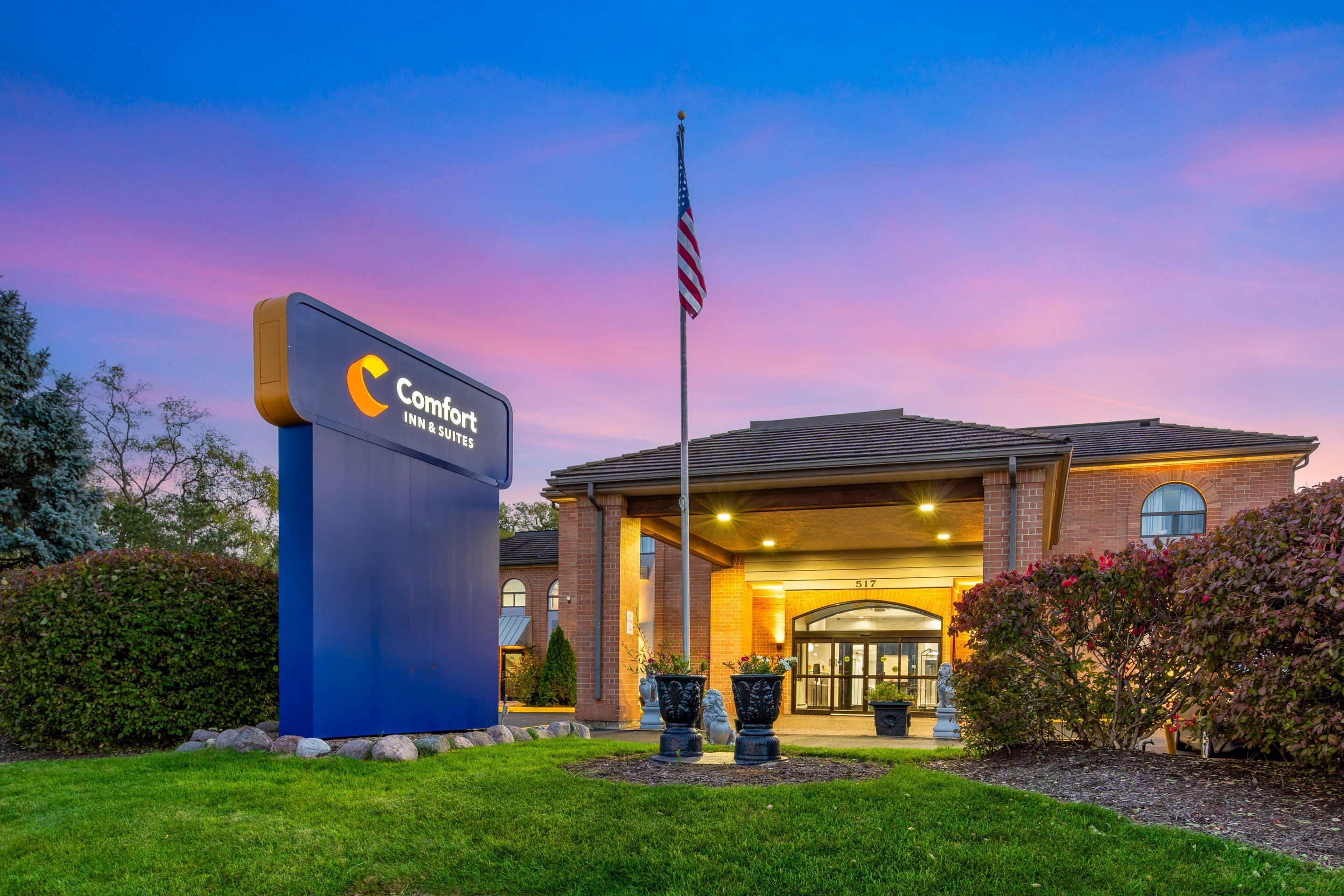 Twilight | Comfort Inn & Suites Mundelein-Vernon Hills