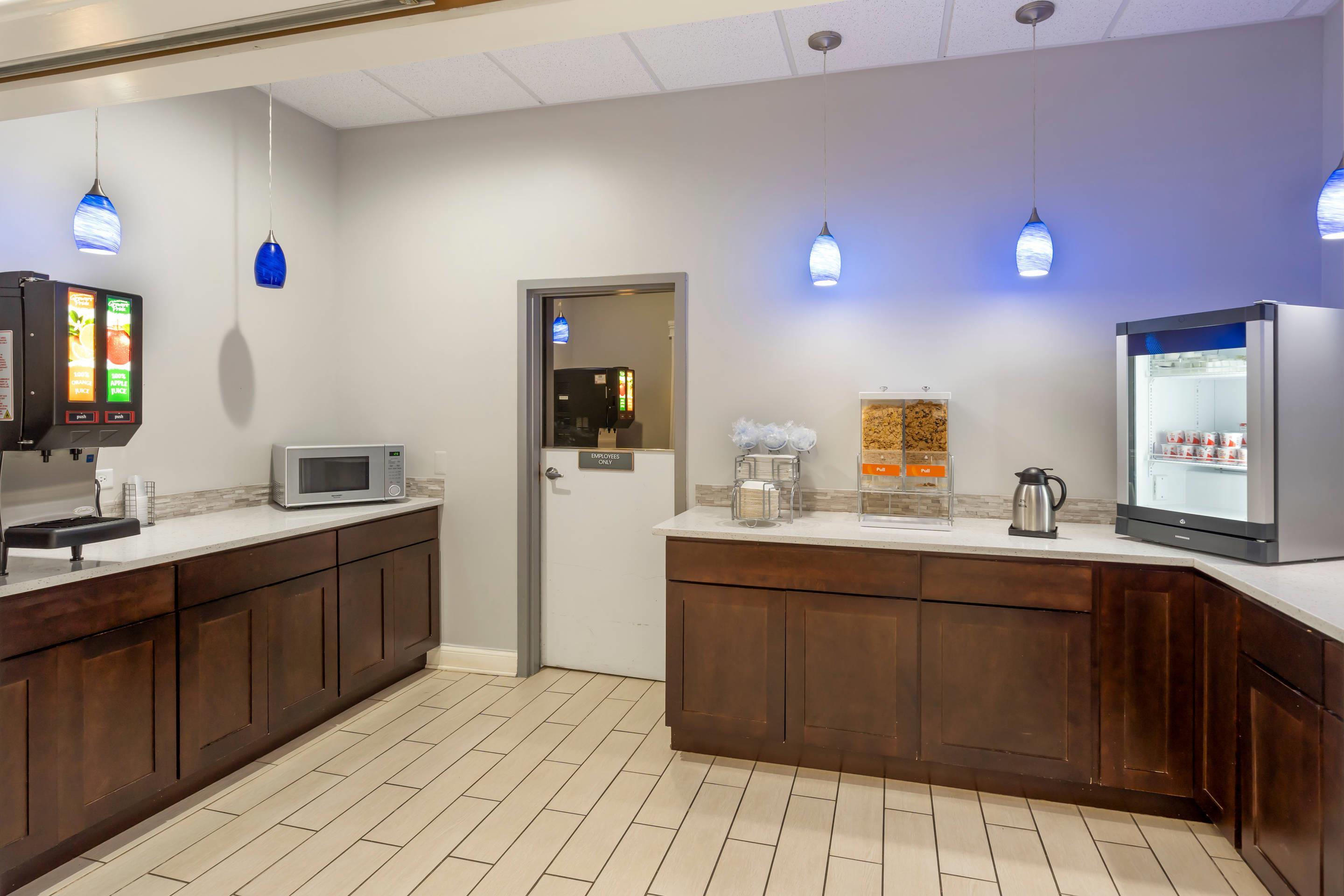 Breakfast area | Comfort Inn & Suites Mundelein-Vernon Hills