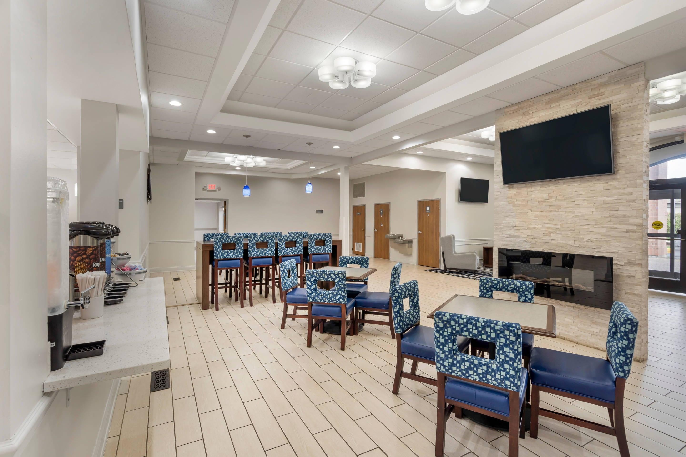 Breakfast area | Comfort Inn & Suites Mundelein-Vernon Hills