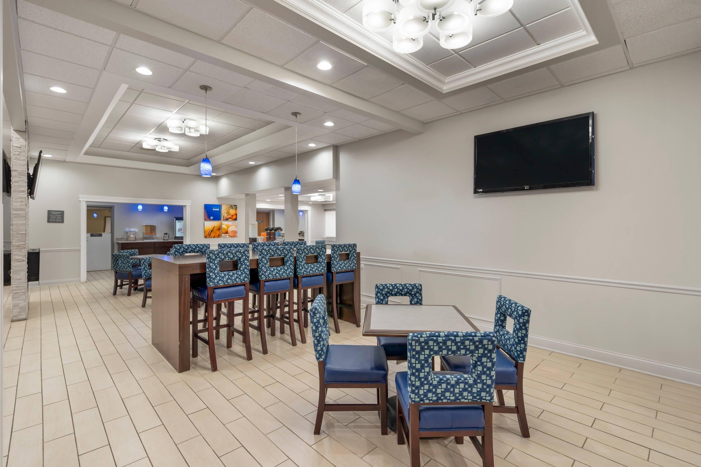 Breakfast area | Comfort Inn & Suites Mundelein-Vernon Hills