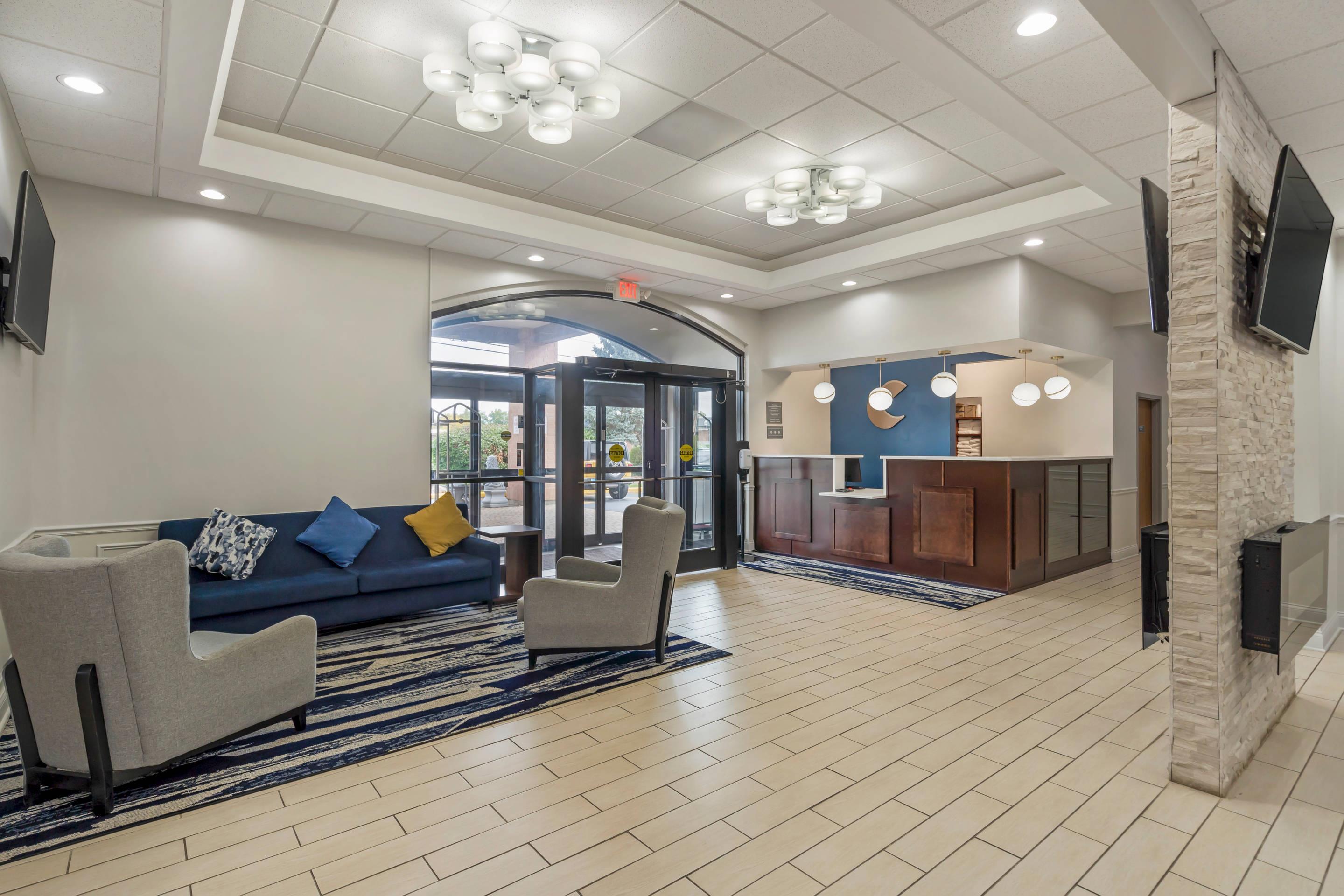 Lobby | Comfort Inn & Suites Mundelein-Vernon Hills