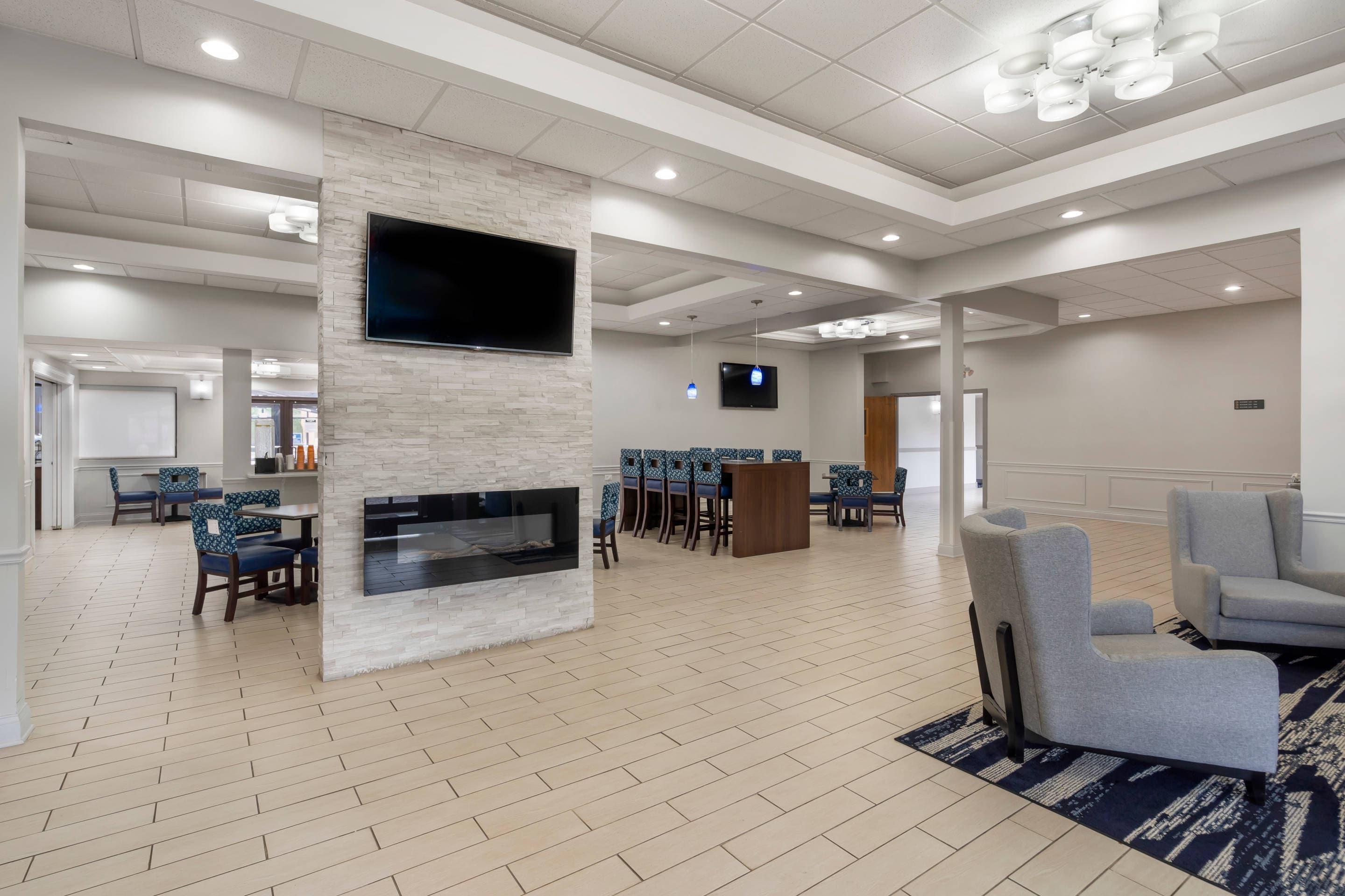 Lobby with sitting area | Comfort Inn & Suites Mundelein-Vernon Hills